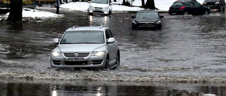 Чем может закончиться поездка по дождю по глубоким лужам