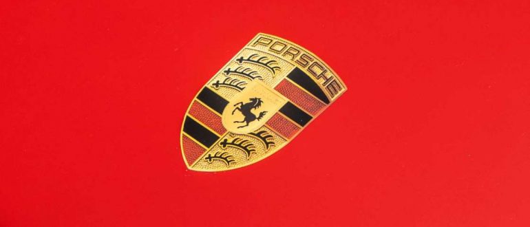 Porsche дает сотрудникам бонус в 10 тысяч долларов, а затем призывает их пожертвовать