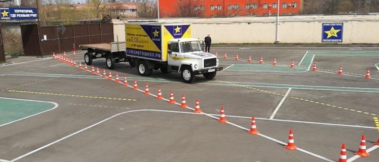 Курсы на категорию «Е» в школе «Автостатус»