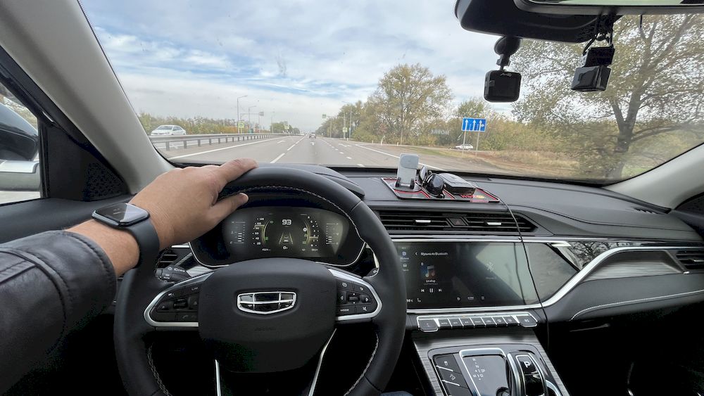 Новая Джили — базовая настройка под водителя: посадка, зеркала, помощь при длительных поездках